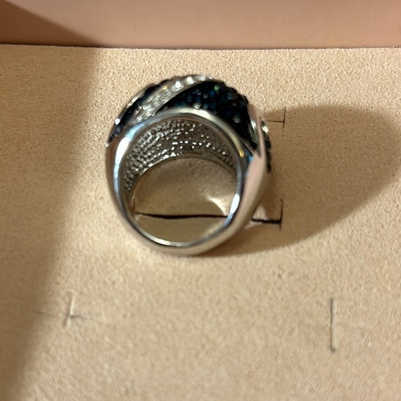 CALYPSO lia sophia ring Size 5
Silvertone with cut crystals in blue and white. - Picture 3 of 5